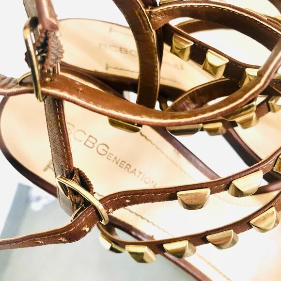 BCBG Brown Leather Gold Metal Studded T- Strap Strappy Sandals Chunky Heel 9 - Picture 7 of 13